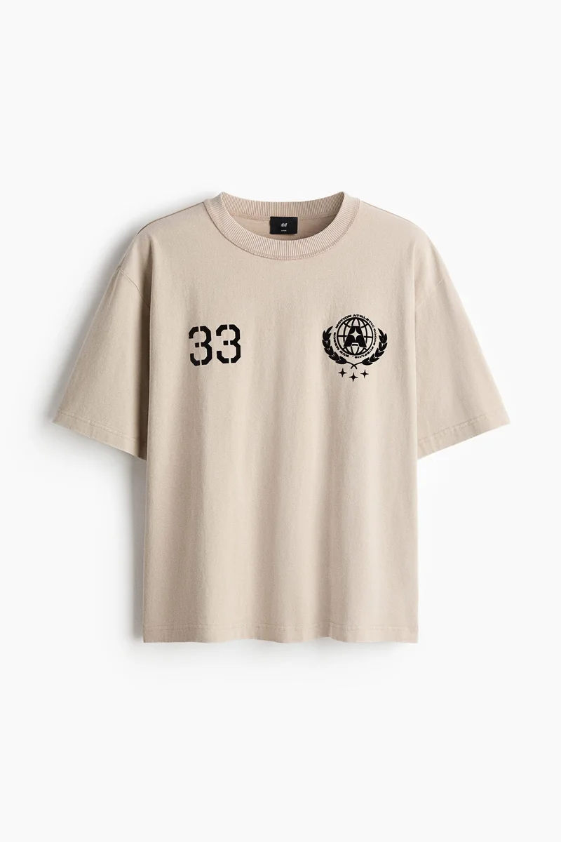 اتش اند ام تي-شيرت بقصة فضفاضة بطبعة مميزة